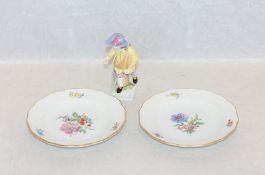 2 kleine Meissenteller mit Blumenmalerei und Goldrand, D 13,5 cm, und KPM Berlin Monatsfigur '