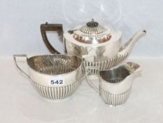 Sterlingsilber Teekanne, Milch und Zucker, Queen Anne, zus. 932 gr., leicht verbeult,