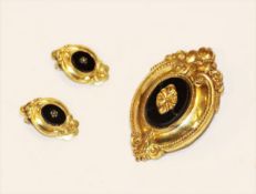 Doublé Trachtenschmuck Brosche und Paar Ohrclips mit schwarzem Glas, Brosche gesprungen, teils