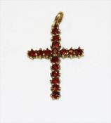 8 k Gelbgold Kreuzanhänger mit Granaten, 1 gr., L 2,5 cm