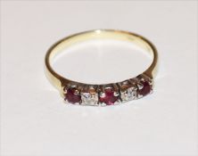 14 k Gelb und Weißgold Ring mit 3 Rubinen und 2 Diamanten, 1,9 gr., Gr. 54