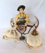 Lüsterweiberl-Hängelampe, Frauenfigur mit Horn, 2 Leuchten mit beigen Stoffschirmen, H 47 cm, B 56