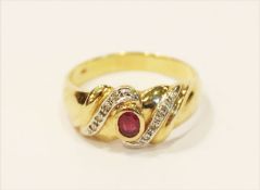 14 k Gelbgold Ring mit Rubin und in Weißgold gefaßten Diamanten, 4,74 gr., 61