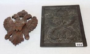 2 Holzreliefe mit Wappendekoren, 31 cm x 26 cm und 29 cm x 20 cm, teils beschädigt, Altersspuren