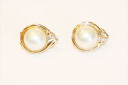 Paar 18 k Gelbgold Ohrsteckerclips mit Mabeperle und in Weißgold gefaßte Diamanten, D 1.5 cm