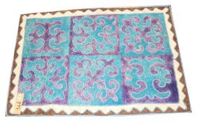 Tradiditoneller Kirgisischer Shyrdak-Filzteppich mit markantem blau/lila Muster, 113 cm x 81 cm,