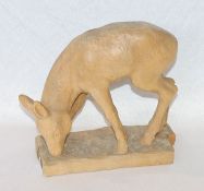 Holz Skulptur 'Reh', gebeizt, H 28 cm, B 13 cm, T 30 cm, Skulptur und Sockel gesprungen