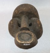 Große Holzmaske, dunkel gebeizt, Altersspuren, H 33 cm, B 24 cm
