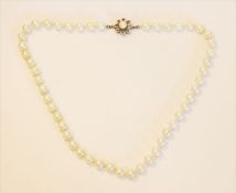 Perlenkette, ca. 8 mm, mit 18 k Weißgoldschließe, besetzt mit Perle und 8 Rubinen, L 48 cm