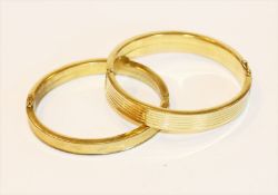 2 Doublé Armreifen, graviert, D 6 cm, Tragespuren
