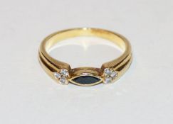 18 k Gelbgold geprüfter Ring mit 6 kleinen Diamanten und Safir, 3,96 gr., Gr. 54