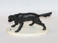 Metallskulptur 'Hund auf weißer Marmorplinthe', H 14 cm, L 27 cm