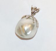 18 k Weißgold Perlen-Anhänger mit Diamanten, große, unregelmäßige Südsee ? Perle, signiert