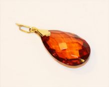 8 k Gelbgold Bernstein-Anhänger mit kleinem Einschluß, L 4,5 cm