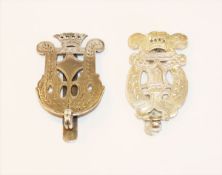 2 Trachten-Stecker in Lyraform, Silber graviert, einer mit Monogrammgravur, L 6/7 cm, 61,8 gr.,