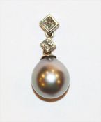 Sehr schöner 18 k Weißgold Anhänger mit 2 Diamanten und grauer Perle, L 2,5 cm