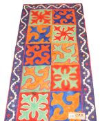 Tradiditoneller Kirgisischer Shyrdak-Filzteppich mit markantem bunten Muster, 130 cm x 67 cm,