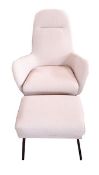 Sessel, gepolstert und fliederfarben bezogen, H 98 cm, B 80 cm, T 58 cm, und passender Hocker, H