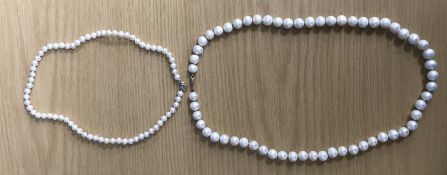 A single strand pearl necklace with yell