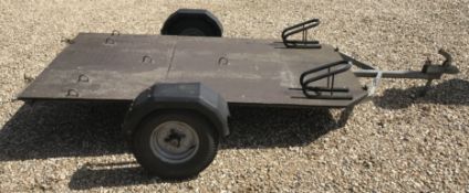 A bike trailer with solid base and ratch
