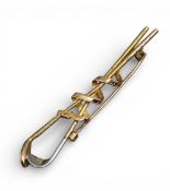 15ct gold Ladies Golf Brooch, two crossed golf clubs, one with a silver club head and - marked