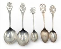 5x Various period silver hallmarked Golf Teaspoons - to include monogrammed examples with