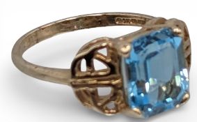 9ct Hallmarked Gold Ring, light blue glass stone, size P UK, 3.7g