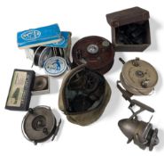 4x vintage brass fly reels, including a Featherlight, a plate wind stamped made in England, a box of