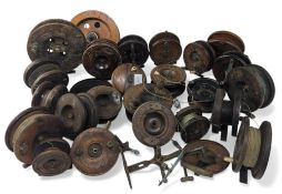 Collection of Nottingham reels and parts, various sizes and patterns, including an early starback
