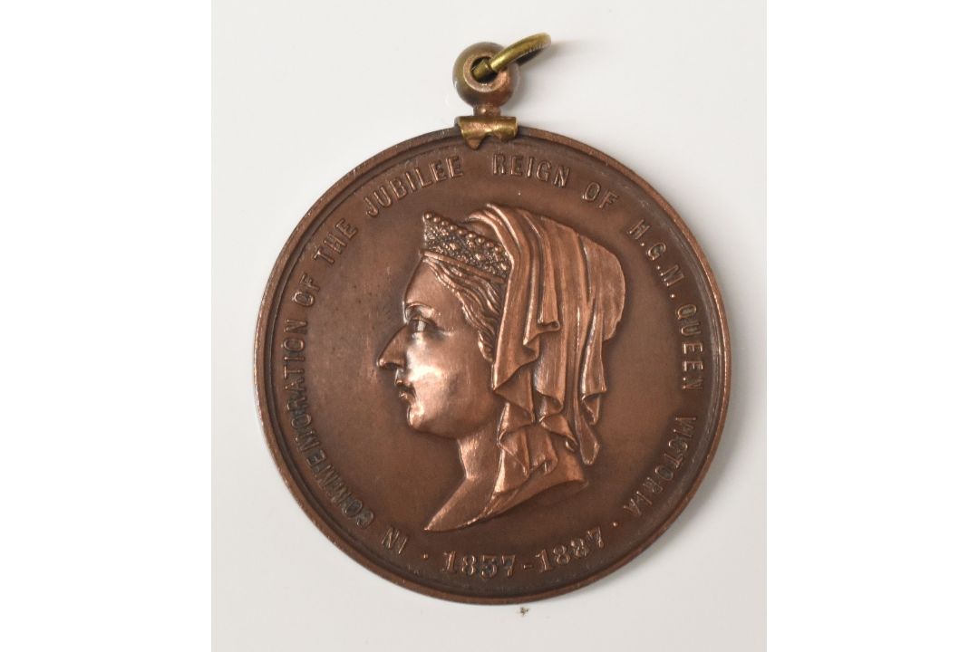RAILWAYS: MEDALLION COMMEMORATING THE 3,000th LOCOMOTIVE Built Crew Works that Jubilee Year 1887. - Image 2 of 2