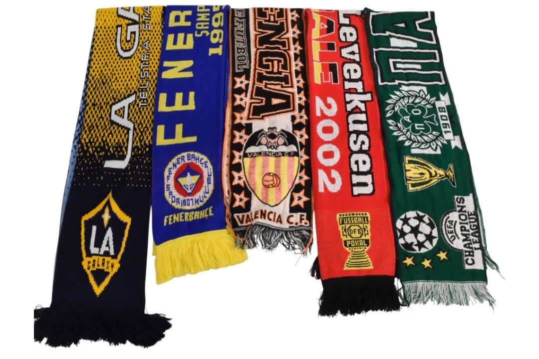 5x Overseas Football Scarves to include LA Galaxy/Sydney, Fenerbahce 95/96, Valencia, Bayer 04 - Image 1 of 2