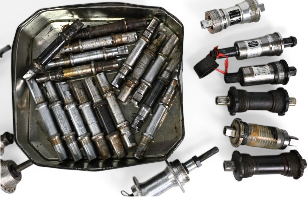 Cycling Parts/Accessories – Selection of wheel hubs / Bottom bracket axels, spindles – large and - Image 2 of 2