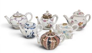 6x V&A Victoria & Albert Museum Collectors Small Teapots, assorted shapes and sizes (6)