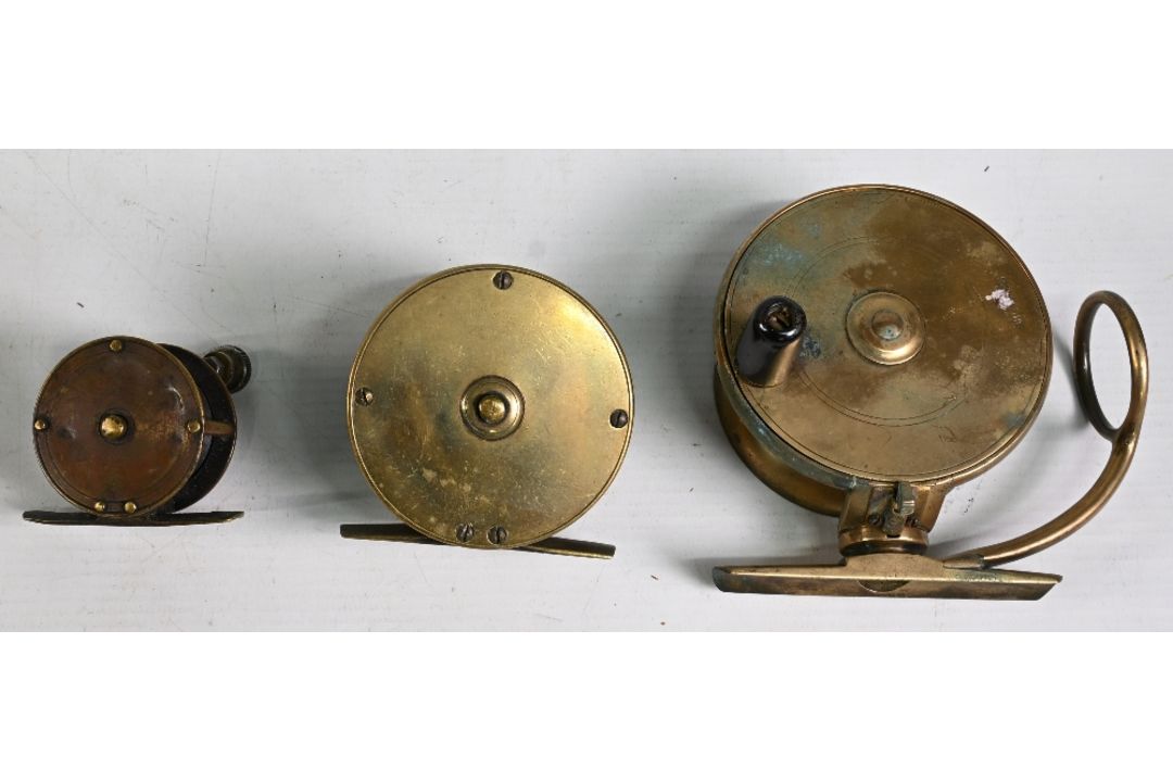 Mallochs Patent brass side casting reel, 2 ¾” spool, brown handle, good eye and locking pin, unusual - Image 2 of 2