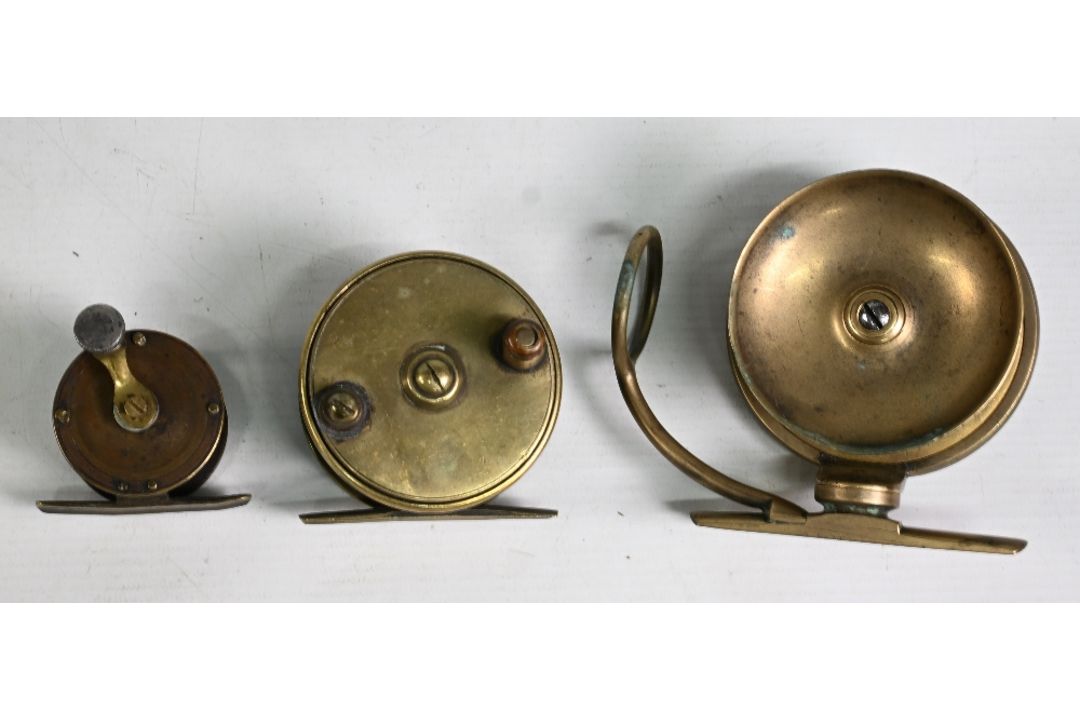 Mallochs Patent brass side casting reel, 2 ¾” spool, brown handle, good eye and locking pin, unusual - Image 1 of 2