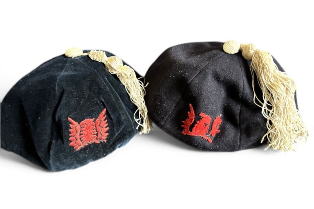 1900s? Pair of Epsom College Rugby Honours Caps (2): Very old nice duo, peakless style, navy/