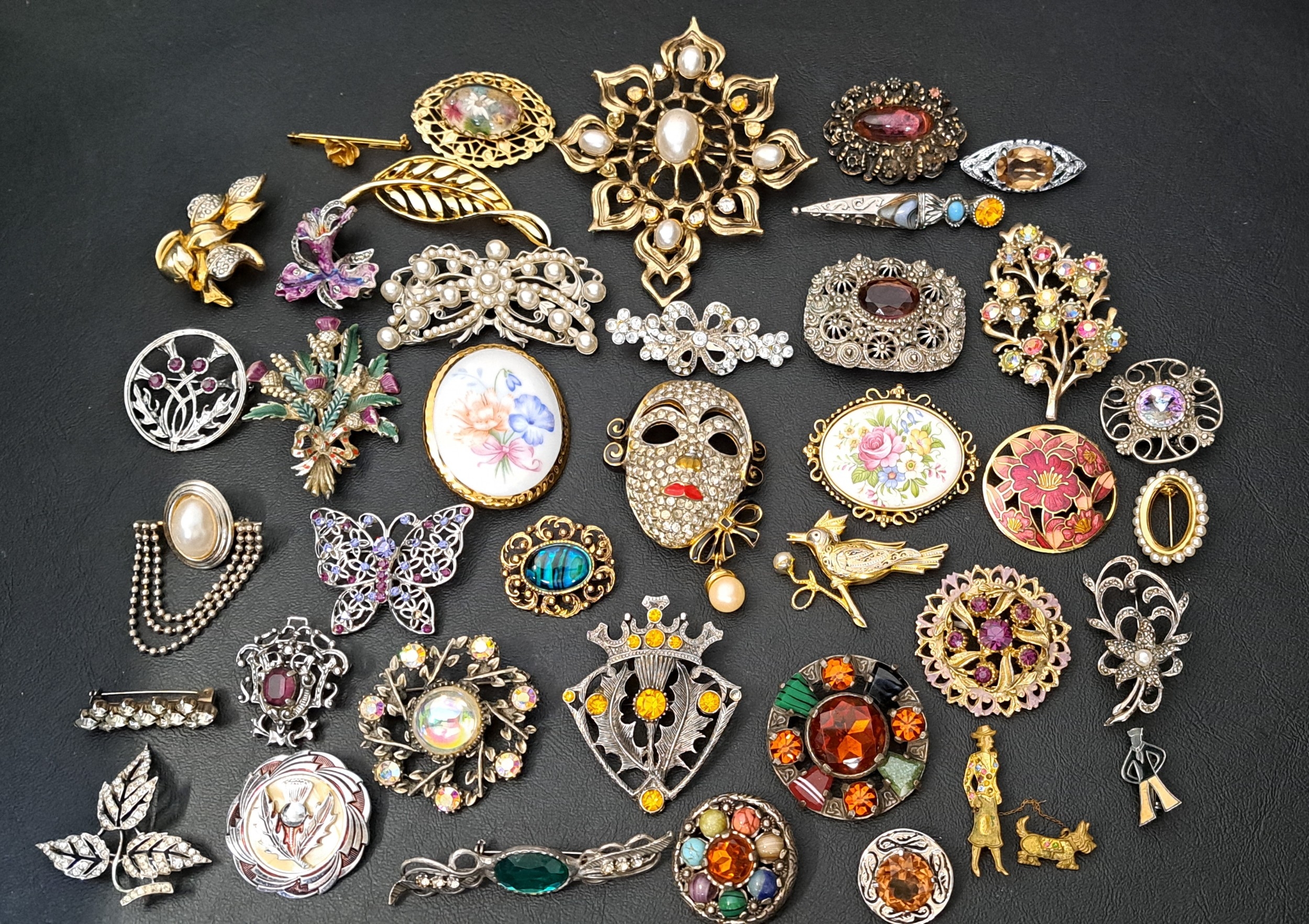 THIRTY-SEVEN VINTAGE BROOCHES of various sizes and designs including ...