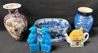 SELECTION OF DECORATIVE CERAMICS including a pair of vintage Chinese Foo Dogs with vibrant turquoise