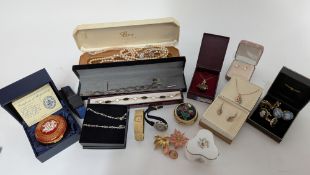 A collection of costume jewellery, to include necklaces, brooches, etc.