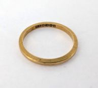 An 18ct yellow gold wedding band ring, size M/N, approx 2.3g.