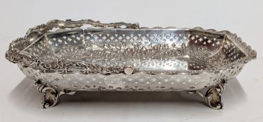 A Victorian silver dish with swing handle, hallmarked Sheffield 1896, weight approx. 21.4oz.