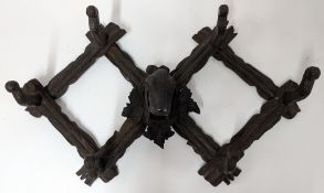A German Black Forest style extendable hanging rack, dog head to centre, approx 46cm x 70cm.