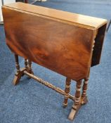 A drop leaf tea table in Victorian style, height 66cm.