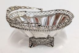 An Edwardian silver swing handle sweet meat dish, hallmarked Chester 1908, weight approx.7.14oz.