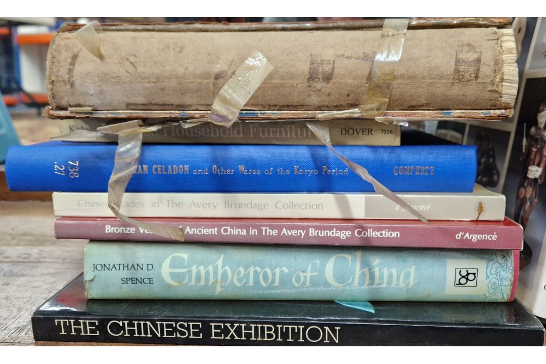 A collection of reference books on Chinese and Japanese porcelain and other items, to include - Image 2 of 2