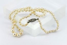 A single row pearl necklace, set with 9ct gold clasp,