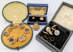 A pair of 9ct gold collar studs, a 9ct gold cross inscribed to reverse, 9ct collar studs, total