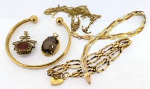 A collection of 9ct gold jewellery including bangle, gate bracelet, pendants etc, approx 25.1g