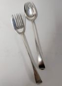 Two silver serving forks, hallmarked London 1798 / 1833, total weight approx 7.4oz.