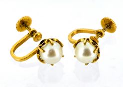 A pair of cultured pearl screw back earrings, pearls approx. 7.5mm, screw back fittings, unmarked